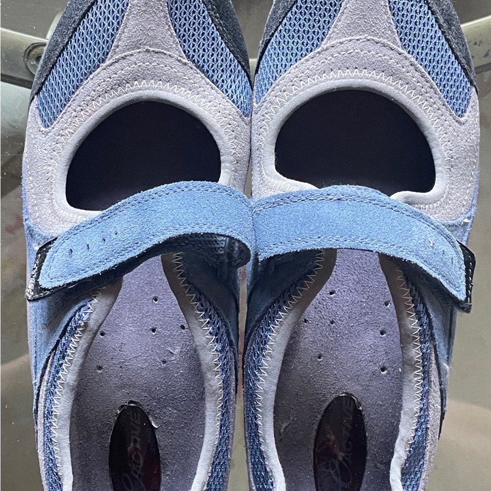 Beautiful, comfortable, walking shoes with Velcro, cushion and comfort.